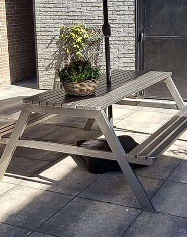 picknicktafel van RVS Overijssel op maat gemaakt